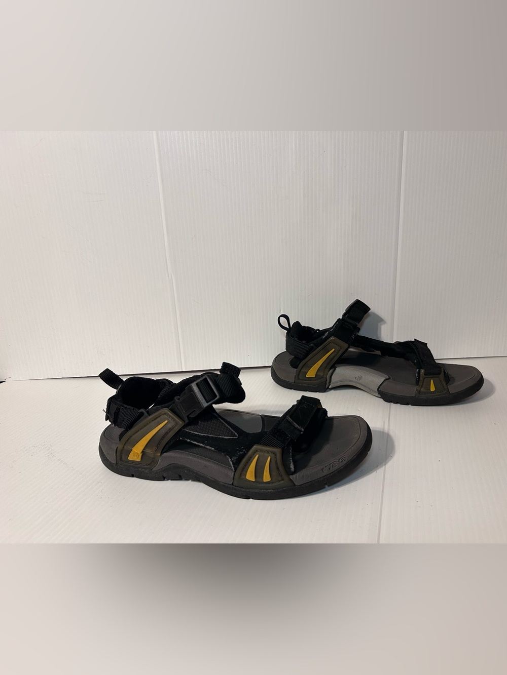 TEVA SN5667 Hurricane sandals men size 8 US